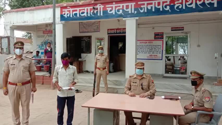 हाथरस: रात्रि में गश्त के दौरान चंदपा पुलिस ने एक अपराधी को तमंचा व कारतूस सहित किया गिरफ्तार, आरोपी को भेजा जेल #हाथरस_पुलिस