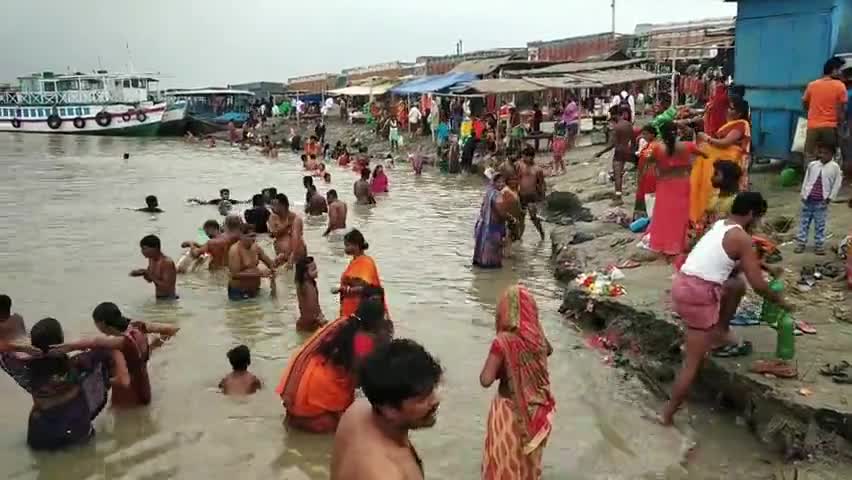मनिहारी: सूर्य ग्रहण के बाद मनिहारी के गंगा तट पर लोगों ने लगाई श्रद्धा की डुबकी #सूर्य_ग्रहण