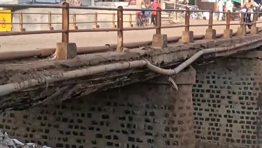 बड़ौद: बड़ौद :- बस स्टेण्ड की पुलिया हुई जर्जर , कभी भी हो सकता है हादसा , पुलिया पर निकलते हैं रोज हजारों राहगीर । #क्षतिग्रस्त