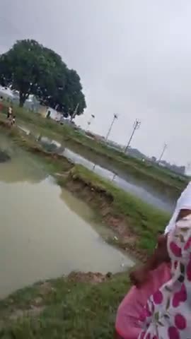 कुम्हार प्रजाति और धोबी प्रजाति में बहस हो रही है मछली मारने को लेकर #बहस