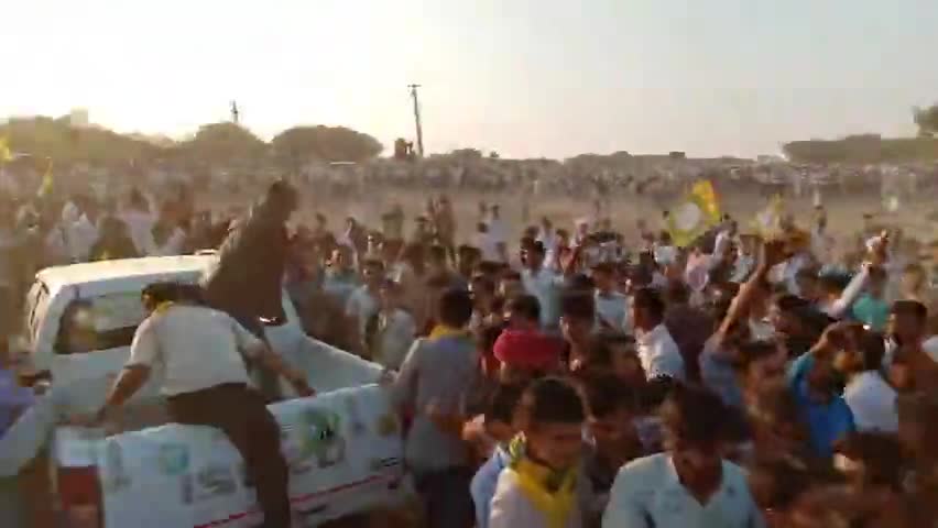 विधानसभा चुनाव-2018 के दौरान #बायतु क्षेत्र के परेऊ में हनुमान बेनीवाल जी का हेलीपैड पर स्वागत का दृश्य
#HanumanBeniwal