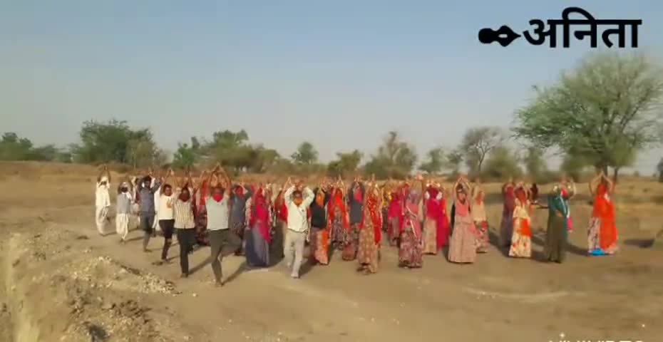 रोहट: योगा दिवस पर मननरेगा के श्रमिको ने योगा किया रामटिला खुदाई पर योग दिवस मनाया गया #नरेगा