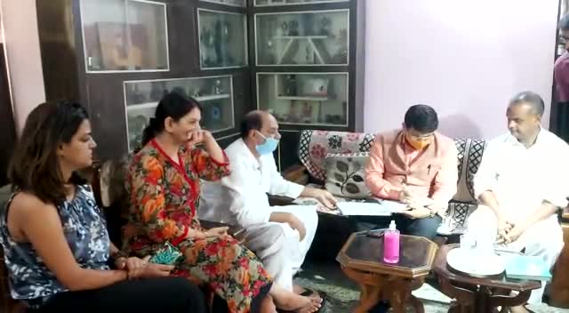 पालीगंज: गायक मनोज तिवारी सुशांत सिंह के घर (पटना) में उनके परिवार के साथ #मिलने पहुंचे