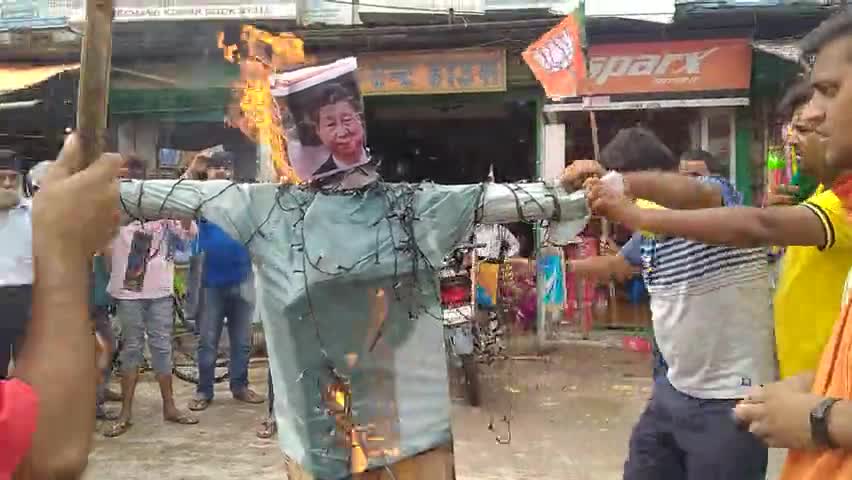 त्रिवेणीगंज में कुतवा जिपिंग का पुतला दहन करते हुए भाजपा कार्यकर्ता व पदाधिकारी।
#vj