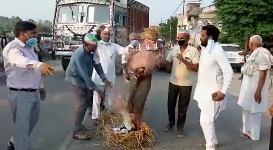 राष्ट्रीय किसान मजदूर संगठन के कार्यकर्ताओं ने चीन के राष्ट्रपति का पुतला फूंका। #किसान_एकता
