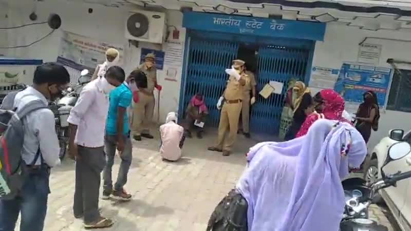 सफीपुर: मेहंदी खेड़ा स्थित एसबीआई में पुलिस ने खाताधारकों को सोशल डिस्टेंसिंग का पढ़ाया पाठ #एसबीआई #सोशल_डिस्टेंस