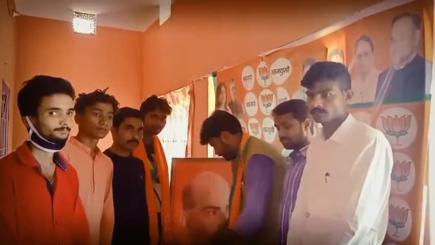 बाँका अपने आवास पर भारतीय जनसंघ के संस्थापक डॉ श्यामा प्रसाद मुखर्जी के बलिदान दिवस पर पुष्पांजलि अर्पित करते #रंजीत जी