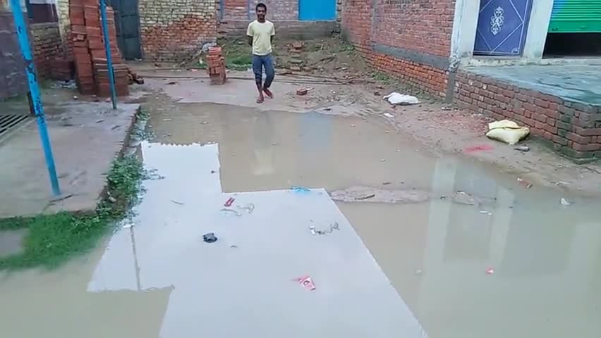 मुहम्मदाबाद: नाली का नव निर्माण ना होने की वजह से जहूराबाद विधानसभा मार्केट में में लगा बारिश का पानी#gambhir ा