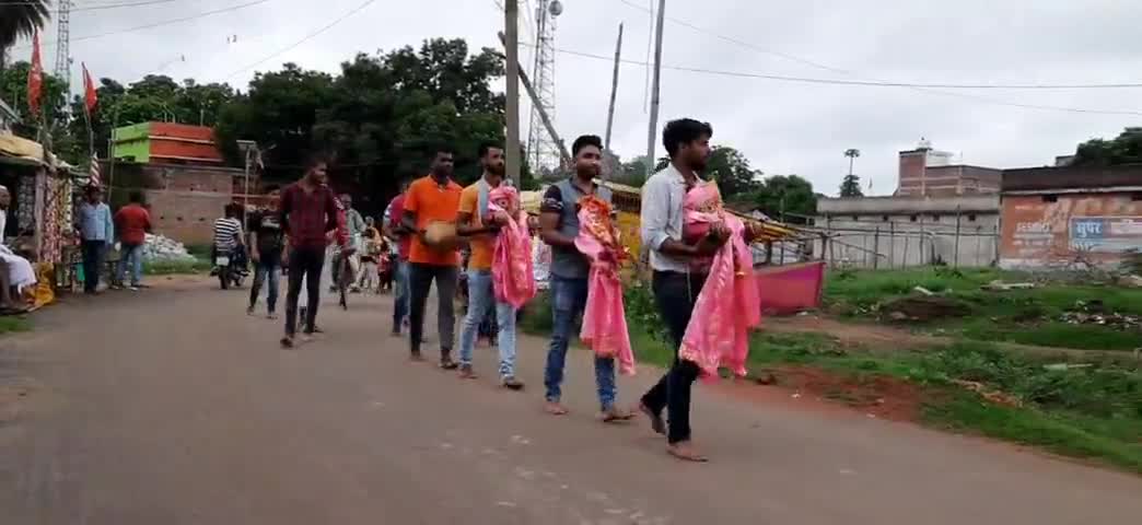 बसिया: प्रखंड में सोशल डिस्टेंसिंग का पालन करते हुए लोगों ने पैदल निकली जगरन्नाथ स्वामी की यात्रा #धर्म #जगन्नाथ #कोरोना_वायरस