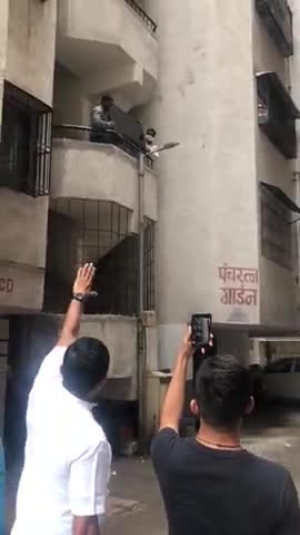 पालीगंज: चाईनीज समान हमें नहीं चाहिए#छत से टिवी फेंकते हुए