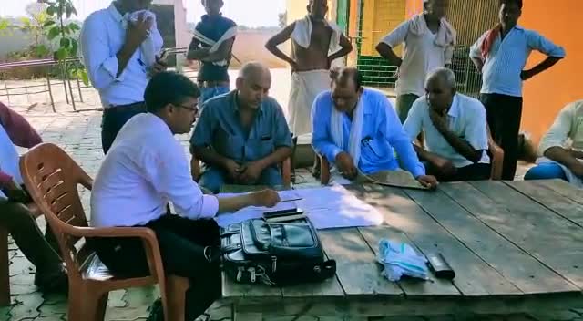 हरदोई 
सरकारी अधिकारी,
चकबन्दी अधिकारी और कानूनगो बिना मास्क आप स्वयं देंखें। #सजगता #सतर्कता
पर जनता का चालान।