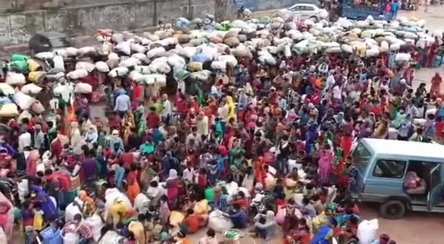 कल अलीगढ़ रेलवे स्टेशन पर बिहार जाने के लिए लगी प्रवासी मजदूरों की भीड़! 
देखिए कैसे #socialdistancing का नियम हुआ तार-तार