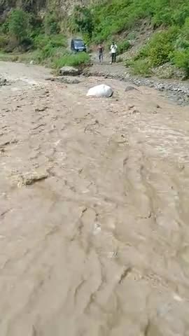 नमहोल: #DCBilaspur
#CMHimachalPradesh
नहीं रुक रहा है अवैध खनन थोड़ी सी बारिश होने से संपर्क मार्ग नालग हुआ बंद लोगों को हुई