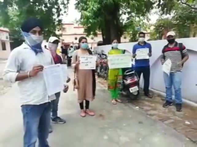 पीलीभीत: 69000 शिक्षक भर्ती के मामले में अभ्यार्थियों ने सीटी मजिस्ट्रेट को सौंपा ज्ञापन #शिक्षक_भर्ती