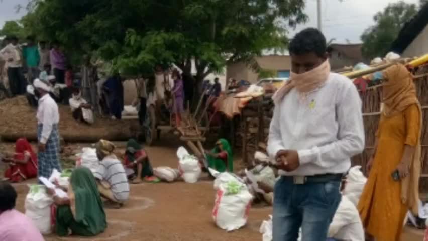 वरला: ग्राम रलावती के 40 परिवारों को सेव दी चिल्ड्रन संस्था ने एक माह का राशन और हाइजीन किट किया वितरित #राहत_सामग्री