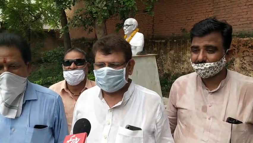 आज जिला कांग्रेस कार्यालय में कांग्रेस जिलाध्यक्ष #रामपाल शर्मा जी की अध्यक्षता मे शहीदों को सलाम दिवस मनाया गया ।