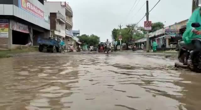 #सीतामढ़ी के #बरियारपुर में सड़क पर तैर रहा है #सुशासन सरकार का विकास