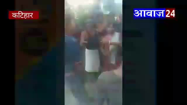 कटिहार: LIVE पिटाई  #प्यार में मिला #धोखा और #प्रेमिका ने #प्रेमी को #बिजली के #खंभे से #बांधकर की #झाड़ू से की पिटाई # कटिहार