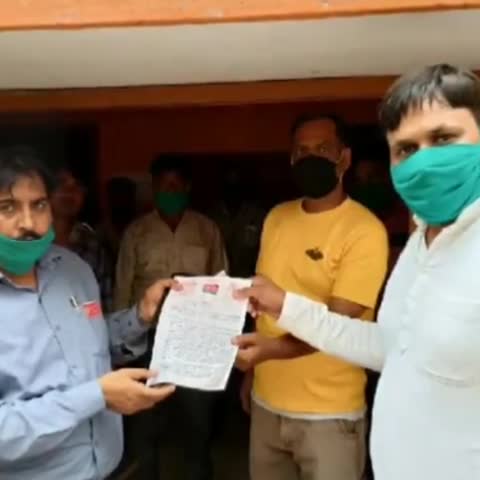 खजनी: नगर पंचायत उनवल में प्रवासी मजदूरों को राशन किट व पैसा न मिलने पर सपा नेता ने ईओ को दिया ज्ञापन #सपा #ईओ