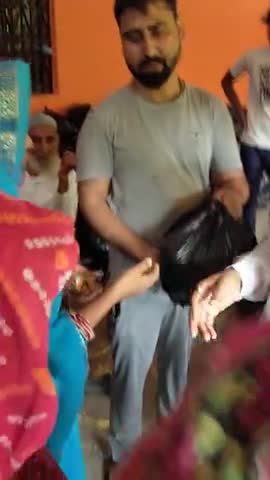 दरभंगा: #paithankabai में राशन वितरण करते अफशर खान #papuyadav #news_reporters_suraj_singh