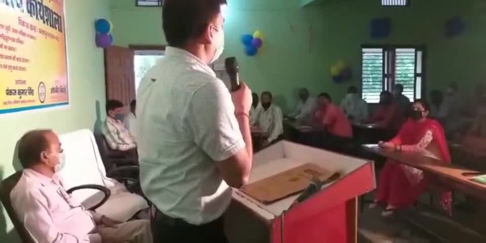 मधुबन: फतेहपुर मंडाव ब्लॉक के 65 शिक्षकों को बीएसए ओपी त्रिपाठी ने स्कूल शिक्षक का दिया प्रशिक्षण #bsa