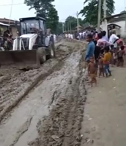 बंजरिया: ग्राम जनेरवा के मुख्य सड़क में आज जेसीबी भी नहीं निकल पा रहा है और लोग सैकड़ों की तादाद में तमाशबीन बनें है#dmmotihari
