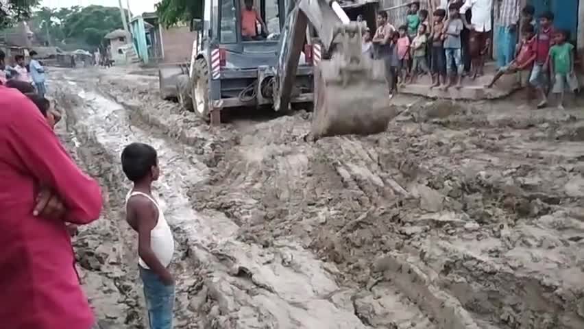 बंजरिया: ग्राम जनेरवा की मुख्य निकासी सड़क की हालत गम्भीर जेसीबी भी पार करते समय बीच में दम तोड़ा#dmmotihari
