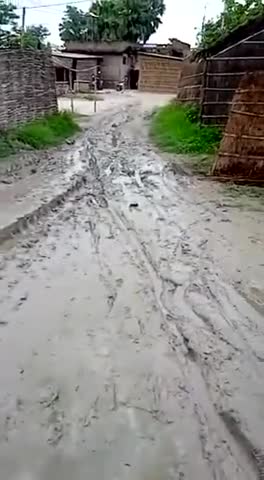 केसरिया: जिला- मोतिहारी के, हुसैनी सिसवॉ नयाटोला के  सड़क पर चलना हुआ है मुसकिल। कई सालों से नहीं हो रही है पकी । #13