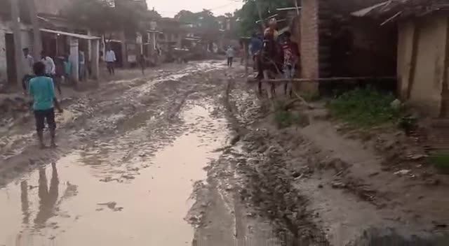 बंजरिया: पूर्वी चंपारण में प्रखंड बंजरिया के ग्राम जनेरवा की मुख्य सड़क इतनी बदतर हुई है कि शर्म भी देख कर शर्मा जाए#dmmotihari