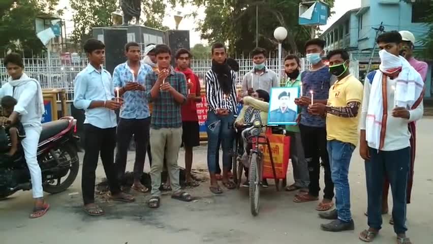 बक्सर: ऑल इंडिया तंजीम-ए-इंसाफ द्वारा परमवीर चक्र विजेता वीर अब्दुल हमीद की जयंती पर निकाला गया कैंडल मार्च #कैंडल_मार्च