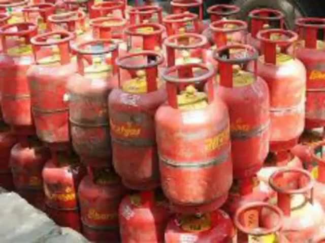 गिरिडीह: #पेट्रोल -डीजल के बाद अब #रसोई गैस में लगी आग ₹47 महंगा हुआ सिलेंडर ।
जाने कहाँ कहाँ कितना है।
#महंगाई