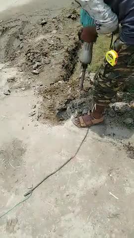 परसागढ़ी के वार्ड नं 5 में हर घर जल योजना के अन्तर्गत बाधा देने वाली रोड को तोड़ पाइपलाइन बिछाई जा रही है। #uksb7491