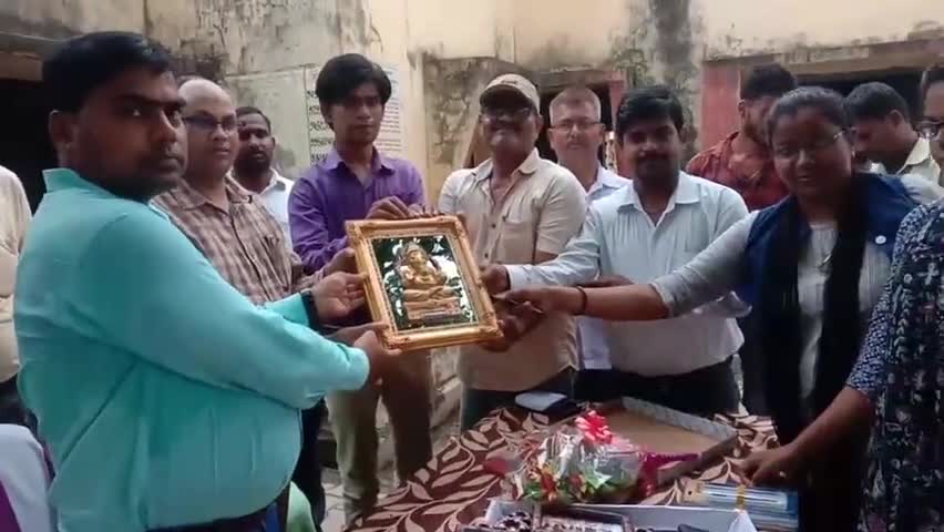 ज़मानिया: भदौरा ब्लाक में बीडीओ शेर बहादुर को स्मृति चिन्ह देकर दी गई भावभीनी विदाई #विदाई_समारोह