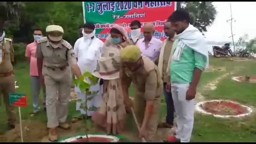 ज़मानिया: जमानिया विधायक सुनीता सिंह ने बारा गांव में किया पौधरोपण #पर्यावरण_संरक्षण