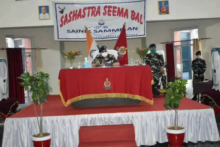 नानपारा: भारत नेपाल सीमा पर एसएसबी के आईजी ने किया सीमावर्ती बीओपी का निरीक्षण, साथ ही बताए कोरोना से बचाव के उपाय #आईजी