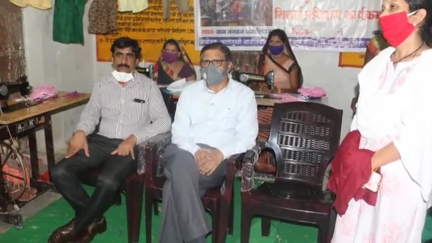 चंदिया: कमिश्नर ने ग्राम कछौहा में आजीविका परियोजना द्वारा संचालित महिला सिलाई प्रशिक्षण केंद्र का किया निरीक्षण #कमिश्नर
