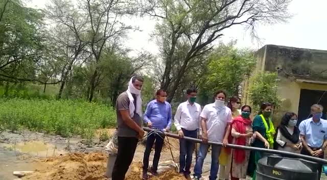 अलवर: बहरोड।  संतोष देवी चैरिटेबल ट्रस्ट ने ₹4.5 लाख से कॉलेज में बोरिंग करवाई
#behror ﻿#shyamphoto840