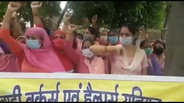 जगाधरी: आंगनबाड़ी वर्कर्स एंड हैल्पर्स यूनियन ने आज शिक्षामंत्री को उनके निवास स्थान पर सौंपा ज्ञापन #शिक्षामंत्री #ज्ञापन