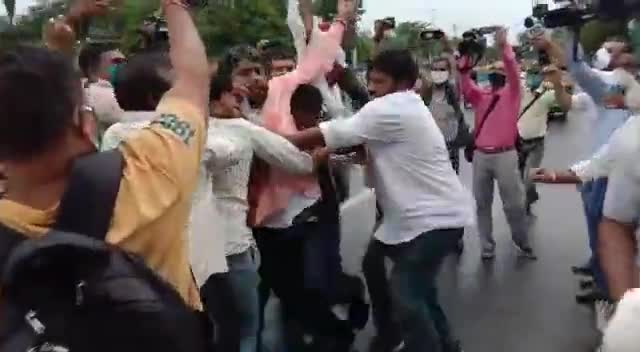 रतलाम: भाजपा विधायक रमेश मेंदोला के मंत्री नहीं बनाए जाने से नाराज कार्यकर्ता ने आत्मदाह की कोशिश की#bjpforindia #bjpmp
