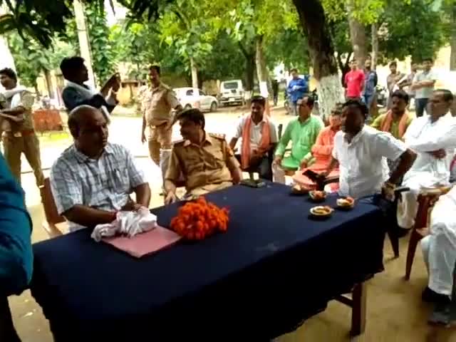 नानपारा: नवाबगंज में स्थानांतरण के बाद थाना प्रभारी को गुलदस्ता व उपहार देकर दी गई विदाई #थाना_प्रभारी