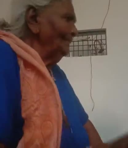 औरैया: #FEELING HAPPY
TO MEET WITH HER FAMILY
