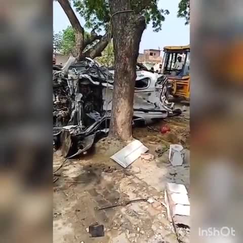 प्रयागराज: आठ पुलिसकर्मियों की मौत के बाद गिराया गया विकास दुबे का मकान व गाड़िया 

#विकास_दुबे 
#prayagraj #kanpurattack #kanpur