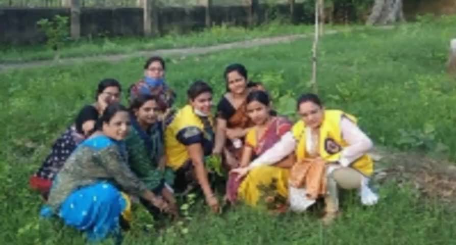 गढ़वा: शहर के स्टेशन रोड स्थित रामलाला मंदिर परिसर में लायंस ग्लोरियस की महिलाओं ने किया पौधारोपण #लायंस #महिला #पौधारोपण