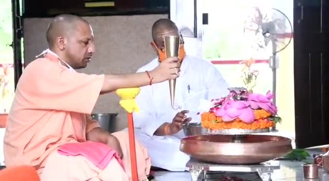 सावन माह के पहले सोमवार पर मुख्यमंत्री योगी आदित्यनाथ ने पूजा-अर्चना गोरखनाथ मंदिर में की﻿ #akash
