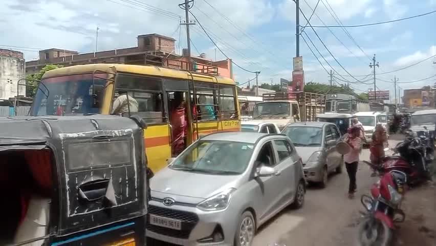 समस्तीपुर: समस्तीपुर मोहनपुर रोड पर बहुत लंबा जाम।
ट्रक के बीच सड़क पर क्षतिग्रस्त होने के कारण।।
#चक्का जाम#﻿#samastipur