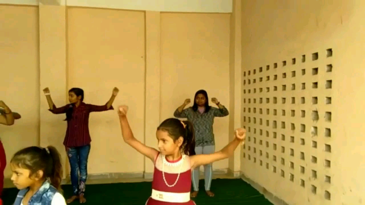 इन्टरनेशनल योग दिवस के अवसर पर अंशू चौधरी द्वारा सादाबाद तहसील पर कराऐ योग #अंशूचौधरी #anshuChaudhary #public #yogdiwas