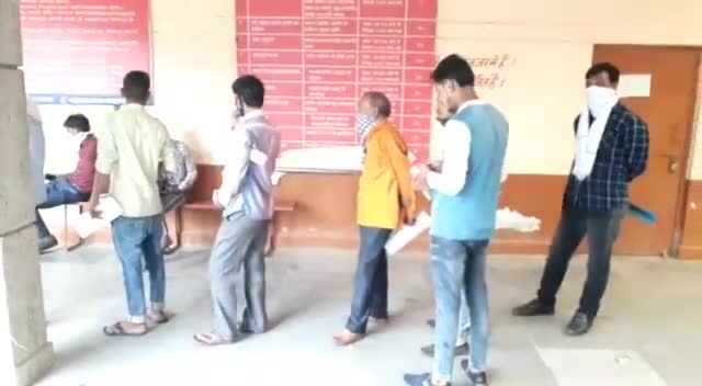 संभल: मुरादाबाद रोड पर एआरटीओ कार्यालय पर लगी नए ड्राइविंग लाइसेंस बनवाने वाले आवेदनकर्ताओं की भीड़ #एआरटीओ