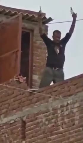 ग्वालियर गिर्द: सिरफिरे ने बैंक गार्ड को गोली मारी,तमंचा लहराते हुए छत पर किया डांस,पुलिस पर भी बरसाई गोलियां
#meerut #uppolice #cmoup
