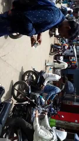 गाडरवारा: कोरोना गाइडलाइनो का नही हो रहा पालन 
गाडरवारा के सबसे भीङ वाले हदय स्थल झंडा चौक पर
एक भी पुलिस कर्मी मौजूद 
नही #abhi..