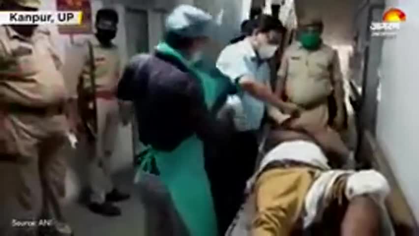 सोहागपुर: पुलिस ने विकास दुबे के ऊपर लगे इनाम को बढ़ाकर किया 2.5 लाख!
#अपराध #हादसा #पुलिस #विकासदुबे #उत्तरप्रदेश #भारत #police